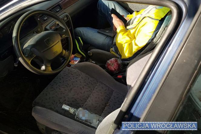 Kompletnie pijany jechał lewą stroną jezdni z napoczętą butelką wódki
