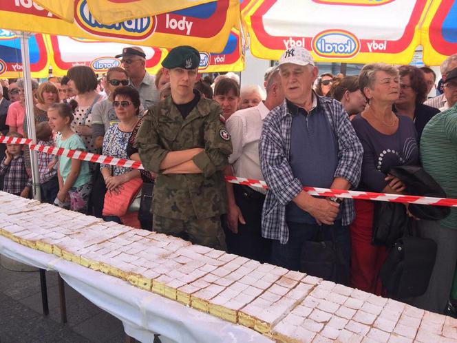 Gigantyczna kremówka papieska w Rzeszowie już rozdana!