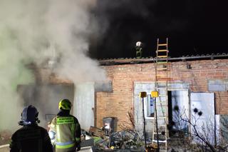 Pożar w Tarczynie, budynek gospodarczy płonął jak pochodnia