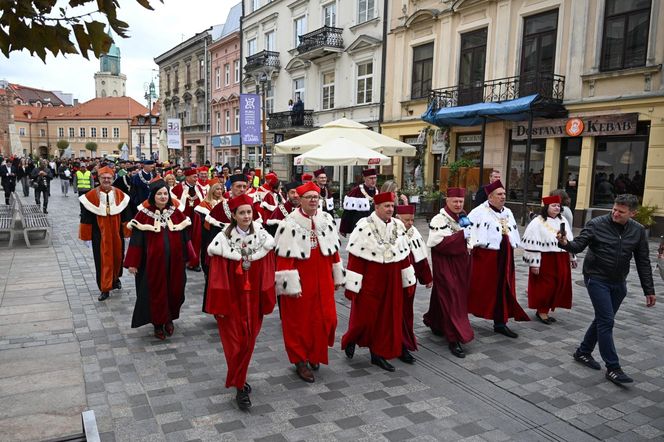 Inauguracja nowego roku akademickiego w Lublinie. Symbolicznie przemaszerowano przez centrum miasta