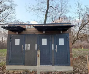 Najsłynniejsza toaleta w Tarnowie już stoi w parku Piaskówka. Kosztowała prawie 300 tysięcy złotych