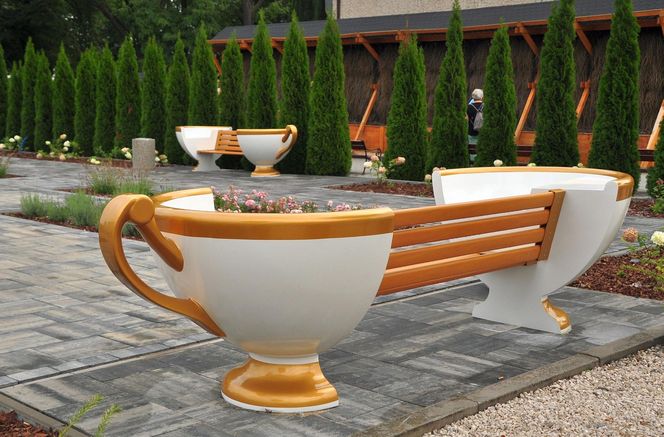 Ławki w kształcie filiżanek w okolicy rynku