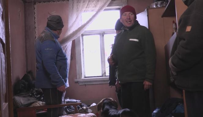 Rolnicy. Podlasie. Uszkodzone okno w domu Gienka i Andrzeja z Plutycz. Walek przybył na pomoc