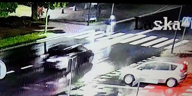 Zduńska Wola. 12-latka na hulajnodze potrącona na przejściu. W momencie wypadku nie miał kasku [ZDJĘCIA].