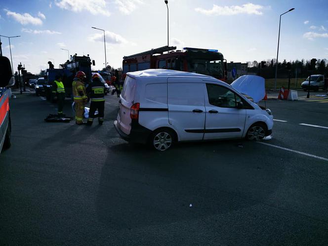 Samochód dostawczy zderzył się z koparką. Jedna osoba trafiła do szpitala