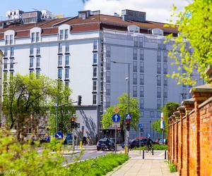 Hotel Sobieski z nową elewacją. Odsłonięto część przemalowanej fasady