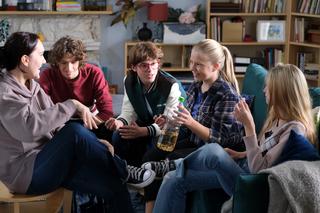  M jak miłość odc. 1705. Lenka (Olga Cybińska), jej chłopak Antek (Jakub Strach), Igor (Igor Wiosna), Nikola (Oliwia Graczkowska), koleżanka (Zuzanna Włosok)