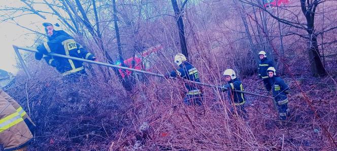 170 osób ewakuowanych z pociągu. Powalone przez wiatr drzewa uszkodziły trakcje kolejowe