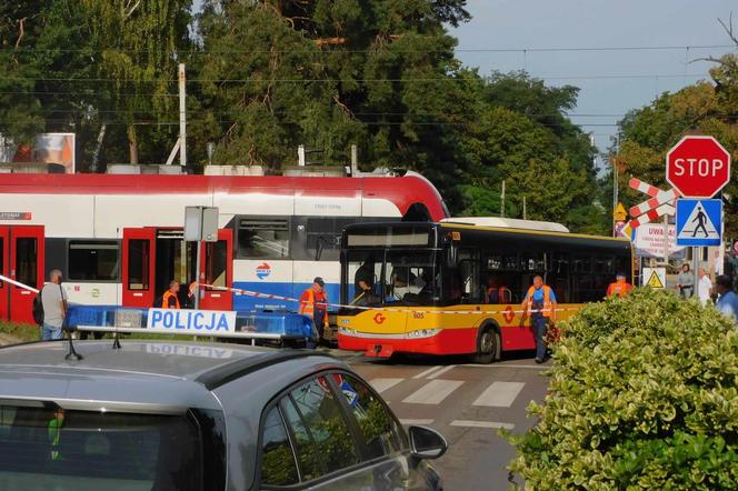 Autobus miejski zderzył się z pociągiem WKD. Ranni pasażerowie przewiezieni do szpitala