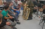 Niepełnosprawni uczniowie z PSP nr 12 zgłębiali tajniki muzyki z Orkiestrą Wojskową w Radomiu