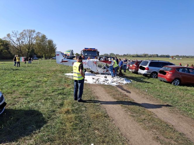 Wypadek podczas Mikrolotowych Mistrzostw Podlaskiego w Łomży - samolot uderzył w samochody