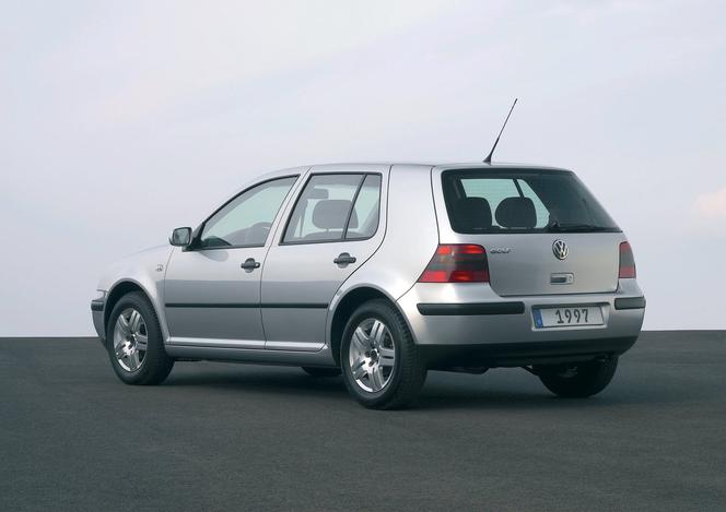 Minister spraw zagranicznych Radosław Sikorski - Volkswagen Golf 2001