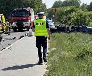 Potworny wypadek w Brwinowie. Czołowe zderzenie ciężarówki z BMW. Lekarze kilkadziesiąt minut walczyli o życie kierowcy