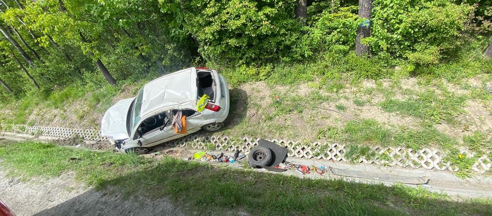 Ford zderzył się z mercedesem i dachował w rowie. Kraksa na Sądecczyźnie