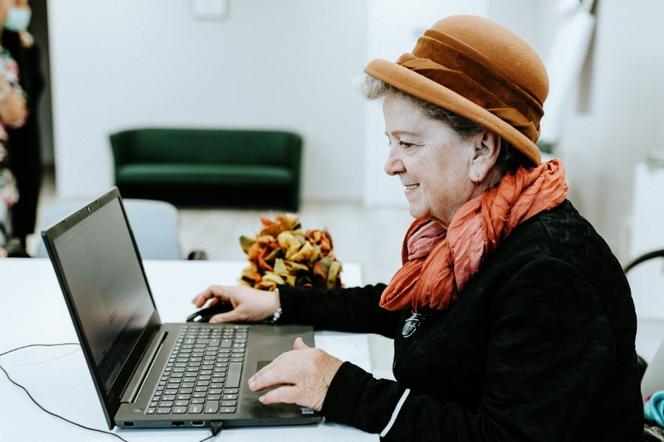 Seniorzy podnoszą swoje kwalifikacje komputerowe 