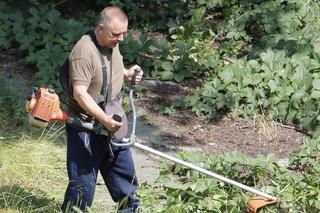 Marian Banaś podczas wiosennego koszenia trawy