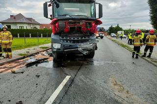 Świniarsko. Tragiczne zderzenie osobówki z ciężarówką. Nie żyje młody kierowca peugeota