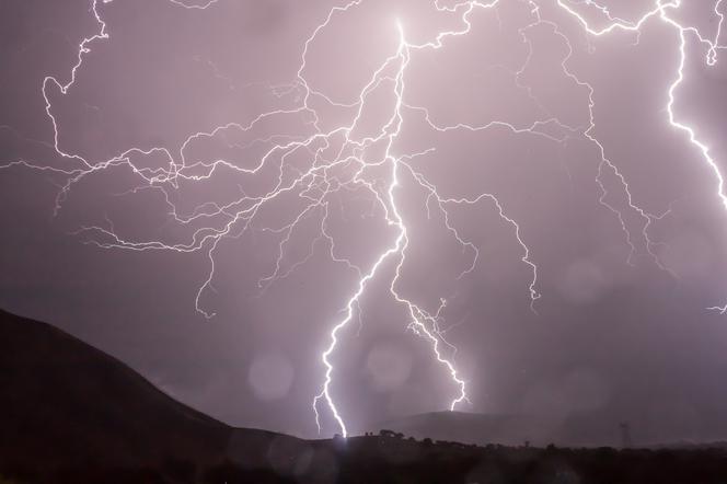 Uwaga! Nad Radom i region nadciągają burze. IMGW wydał pomarańczowy alert