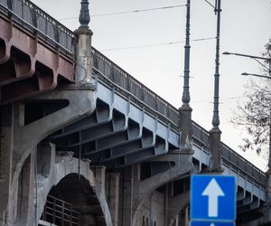 Wjechał wózkiem inwalidzkim na tory na moście Poniatowskiego i jechał w stronę centrum. Tramwaje musiały się trzymać