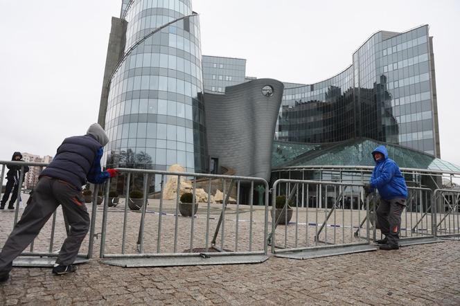 Barierki pod siedzibą TVP w Warszawie