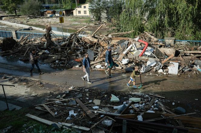 Sprzątanie po powodzi w miejscowości Lądek-Zdrój