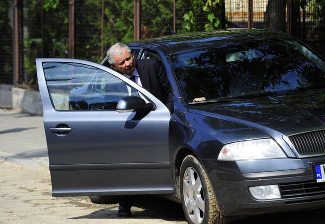 Jarosław Kaczyński przed domem na Żoliborzu