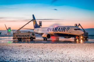 Katowice Airport. Odladzanie samolotów na lotnisku w Pyrzowicach 