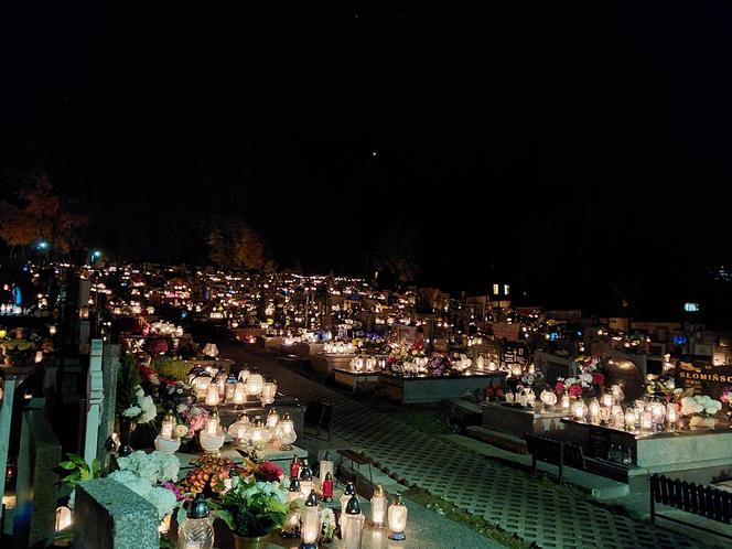 Dzień Zaduszny na starachowickich cmentarzach. Wyglądają wyjątkowo