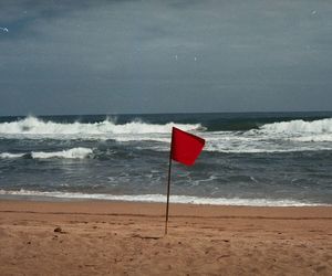 Alarm na plażach! Czerwone flagi na Bałtyku. Gdzie jest zakaz kąpieli?