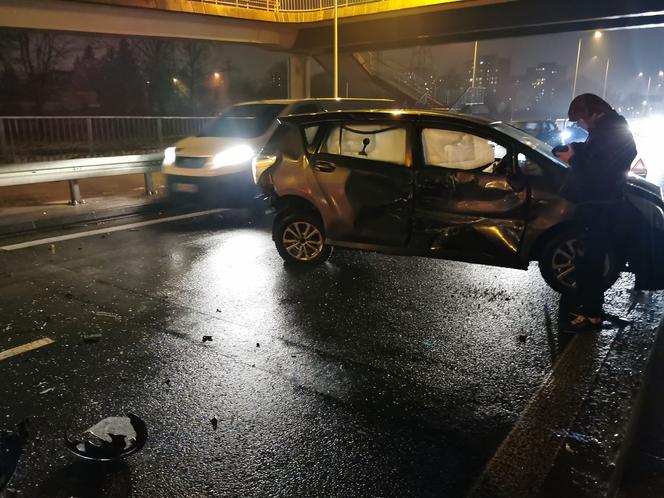 Wypadek na Trasie Toruńskiej. Porsche 911 rozbite