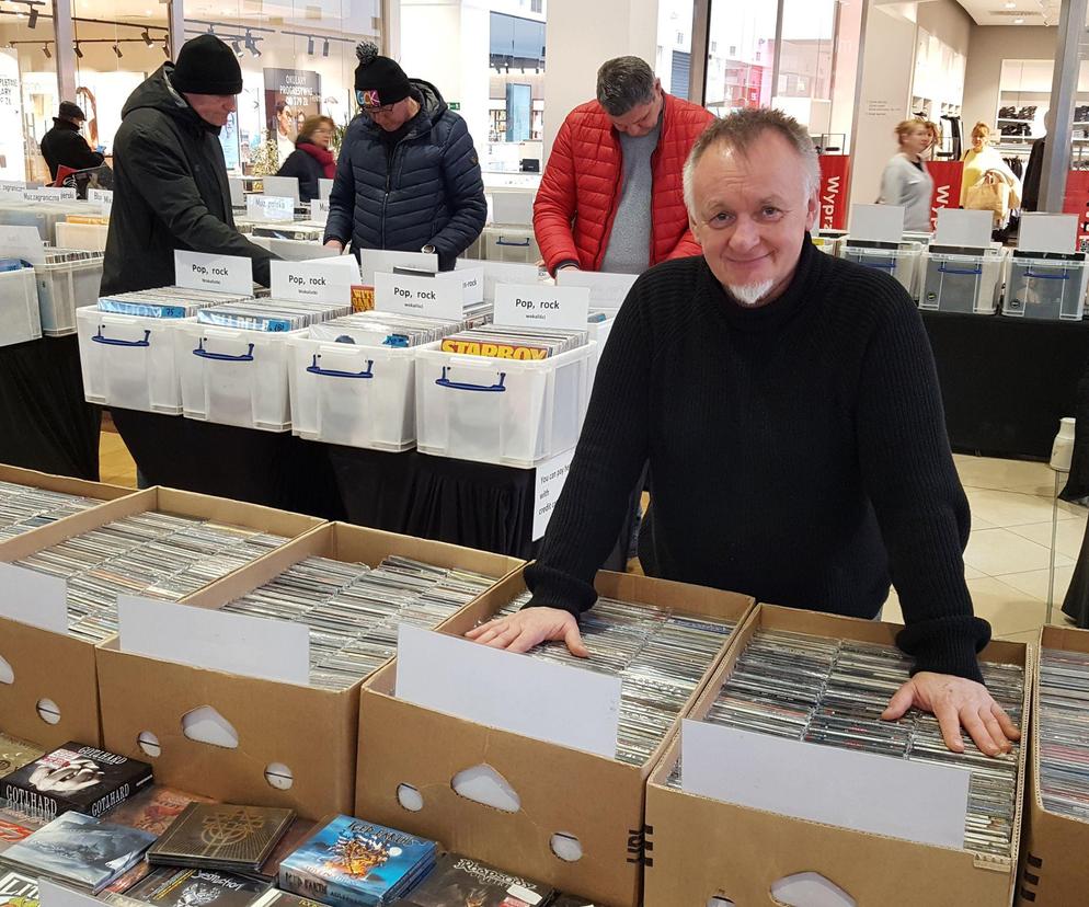 Muzyka łączy pokolenia. Tysiące kompaktów, winyli i kaset na giełdzie w Lesznie