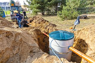 Działka bez kanalizacji? Musisz wybrać: szambo czy oczyszczalnia? Porównujemy