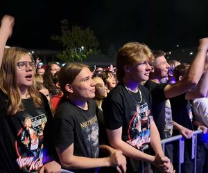 Posadzili drzewa, a następnie dali gorący koncert. Finał akcji zespołu Nocny Kochanek w Skarżysku