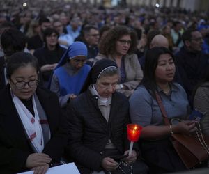 Hołdy na Placu Świętego Piotra.