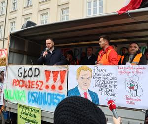 Protest rolników 20 marca przed Lubelskim Urzędem Wojewódzkim w Lublinie