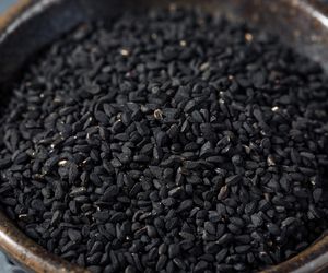 Leczy grzybicę, działa antybakteryjnie, wspomaga układ odpornościowy. Jedz łyżeczkę dziennie