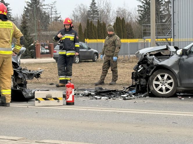 Czołowe zderzenie z nieoznakowanym radiowozem! Ranne cztery osoby, w tym policjanci 