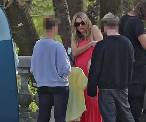 Małgorzata Socha przebiera się w parku