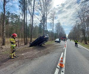 Pod Lubienią dachowało auto osobowe. Jedna osoba poszkodowana