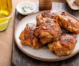 Wystarczy kilka składników i jedna blaszka. Kurczak miso z batatami to obiad doskonały