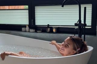 Julia Wieniawa kąpie się w lodowatej wodzie