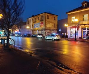 Do kolizji i potrącenia pieszego doszło w centrum Siedlec. Służby długo pracowały na miejscu zdarzenia.