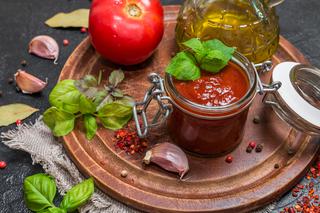 Sos pomidorowy do słoików - z pieczarkami i papryką