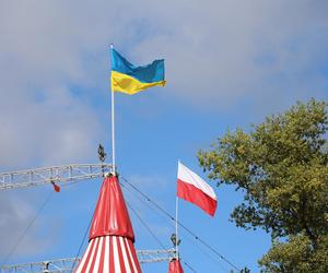 „Waterland”, czyli cyrk na wodzie w Lublinie. Na Błoniach pod Zamkiem rozłożono namiot cyrkowy