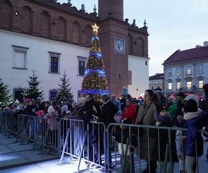 Na rynku w Tarnowie trwa koncert 33. Finału Wielkiej Orkiestry Świątecznej Pomocy. Tak bawią się mieszkańcy miasta