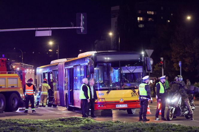 Wypadek z udziałem autobusu i ciężarówki w Warszawie (23.10.2025)