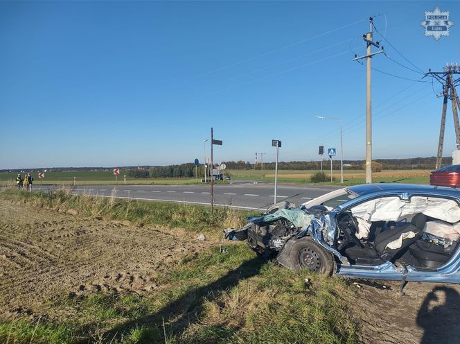 Wypadek na DK11 pod Lublińcem. Jedna osoba uwięziona w aucie