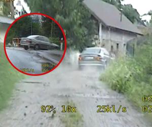 Na widok policjantów zrobił coś szokującego. Szalony pościg w deszczu