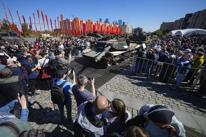 Zdobyte czołgi Leopard 2 i Abrams w Moskwie 