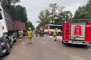 Siedliska. Ciężarówka wjechała w autobus szkolny. 5 dzieci w szpitalu